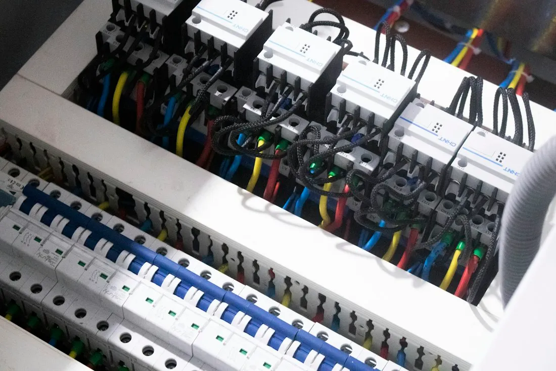 Câblage électrique coloré dans un coffret de distribution