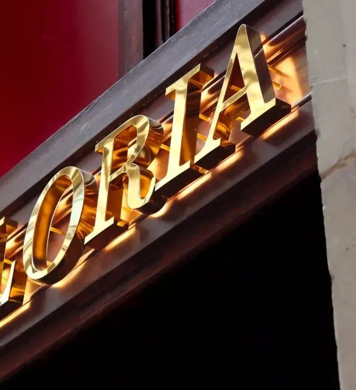 Lettres d’enseigne en relief, éclairées en façade