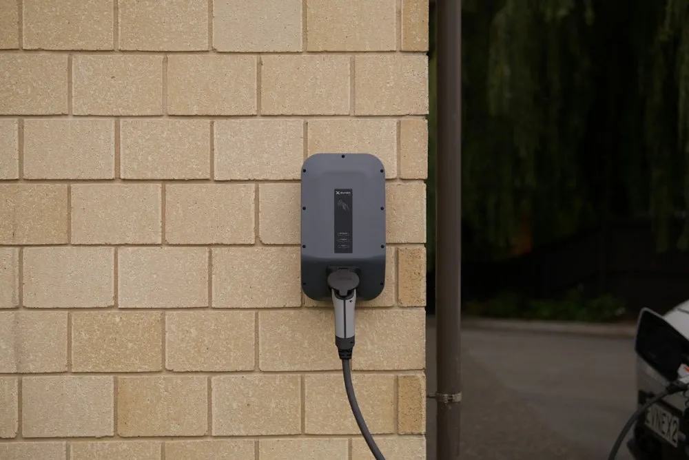 Câble de recharge branché sur une borne murale