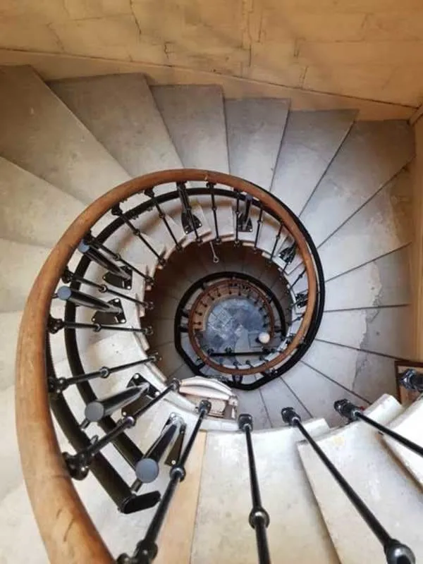 Escalier en colimaçon équipé d’un rail de monte-escalier