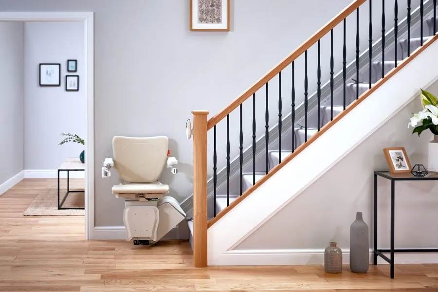 Monte-escalier installé au pied d’un escalier droit dans une maison