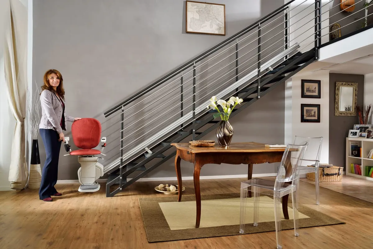 Monte-escalier installé le long d’un escalier dans un intérieur clair