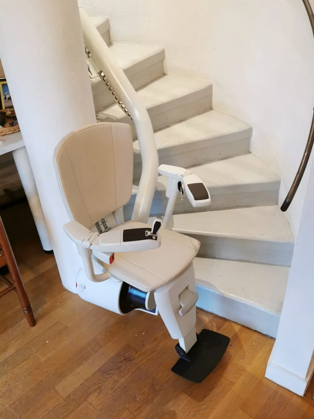 Gros plan sur le siège et l’accoudoir d’un monte-escalier