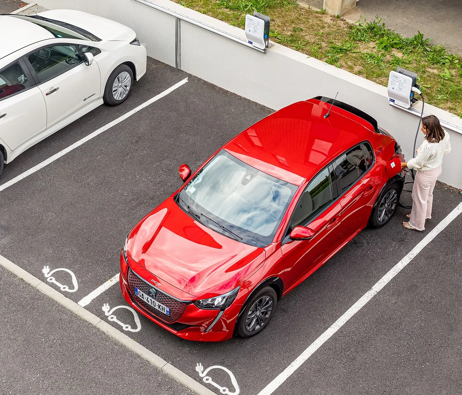 Places de parking équipées de bornes de recharge, véhicule branché