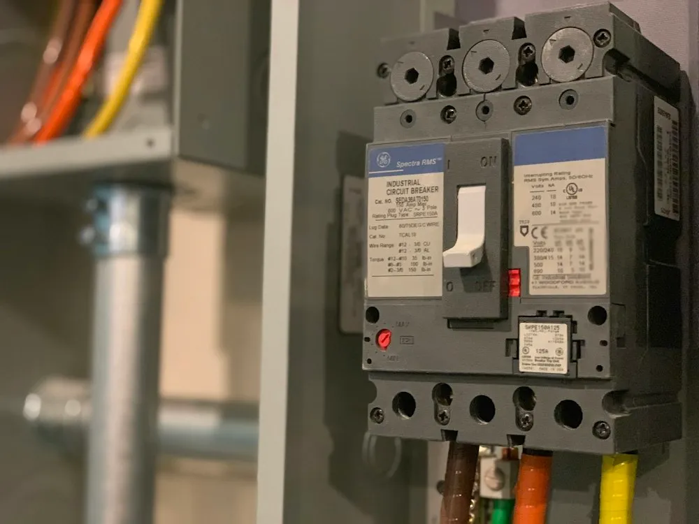 Rangée de disjoncteurs modulaires dans un tableau électrique